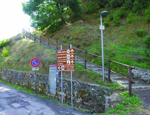Una scalinata ripida sotto le mura di Monterchi: il Cor-Ten risolve la sfida progettuale